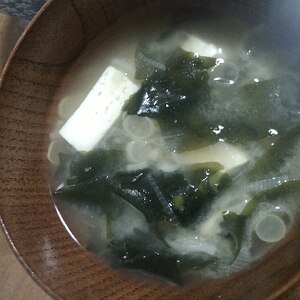 豆腐とワカメの味噌汁♪簡単すぐできる！